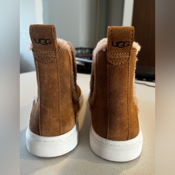 ❌SOLD  UGG ALAMEDA CHELSEA SHOE - Picture 3 of 10
